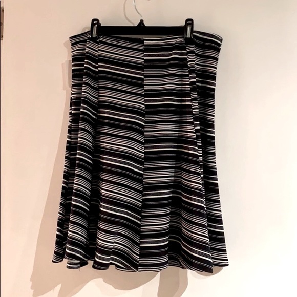 💟 Sale 2/$15 💟 🆕 Black & White Stripes A-Line Stretch Skirt - Picture 2 of 5